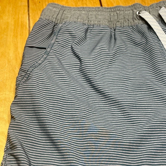 Vuori Kore Lined Shorts Green/Gray Striped with 7 inch Inseam - Picture 4 of 15